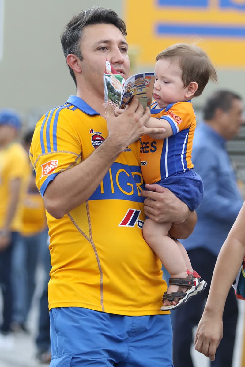 Fanáticos de Tigres en las afueras del Estadio Universitario de Monterrey, a minutos de iniciar el juego contra Toluca.