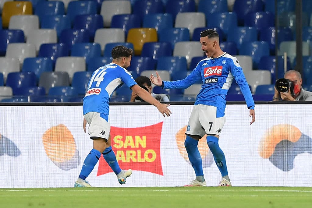 Tras un centro de Callejón, Dries Mertens impacta hacia el arco y gracias a un desvío de la defensa, el Napoli toma la ventaja en el partido.