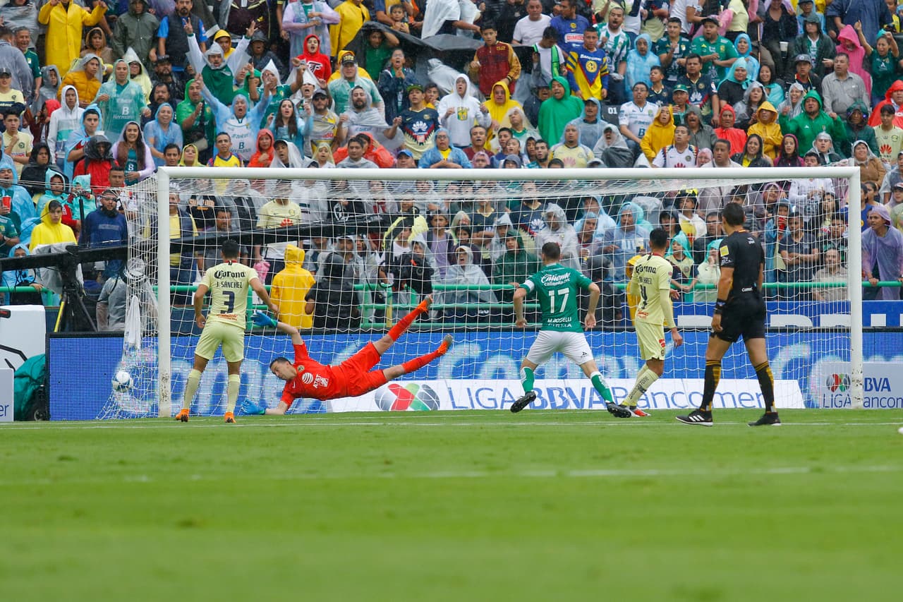 Gran cabezazo de Boselli para llegar a 100 goles en Liga MX. El argentino por fin encontraba el ansiado gol y ponía ne ventaja al León. (Imago 7)