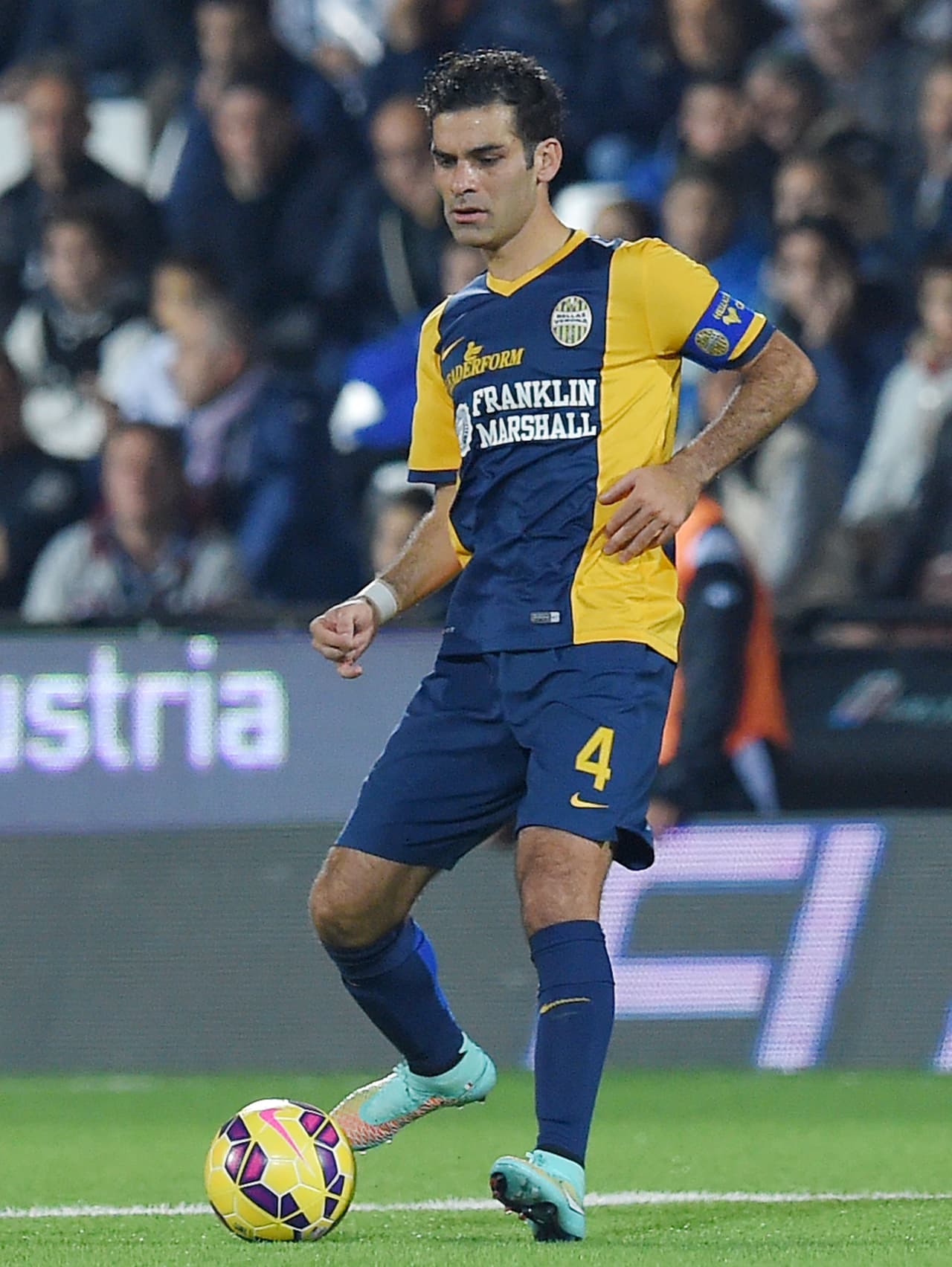 El 31 de agosto de 2014 regresó al fútbol europeo debutando con el Hellas Verona en un empate ante el Atalanta.