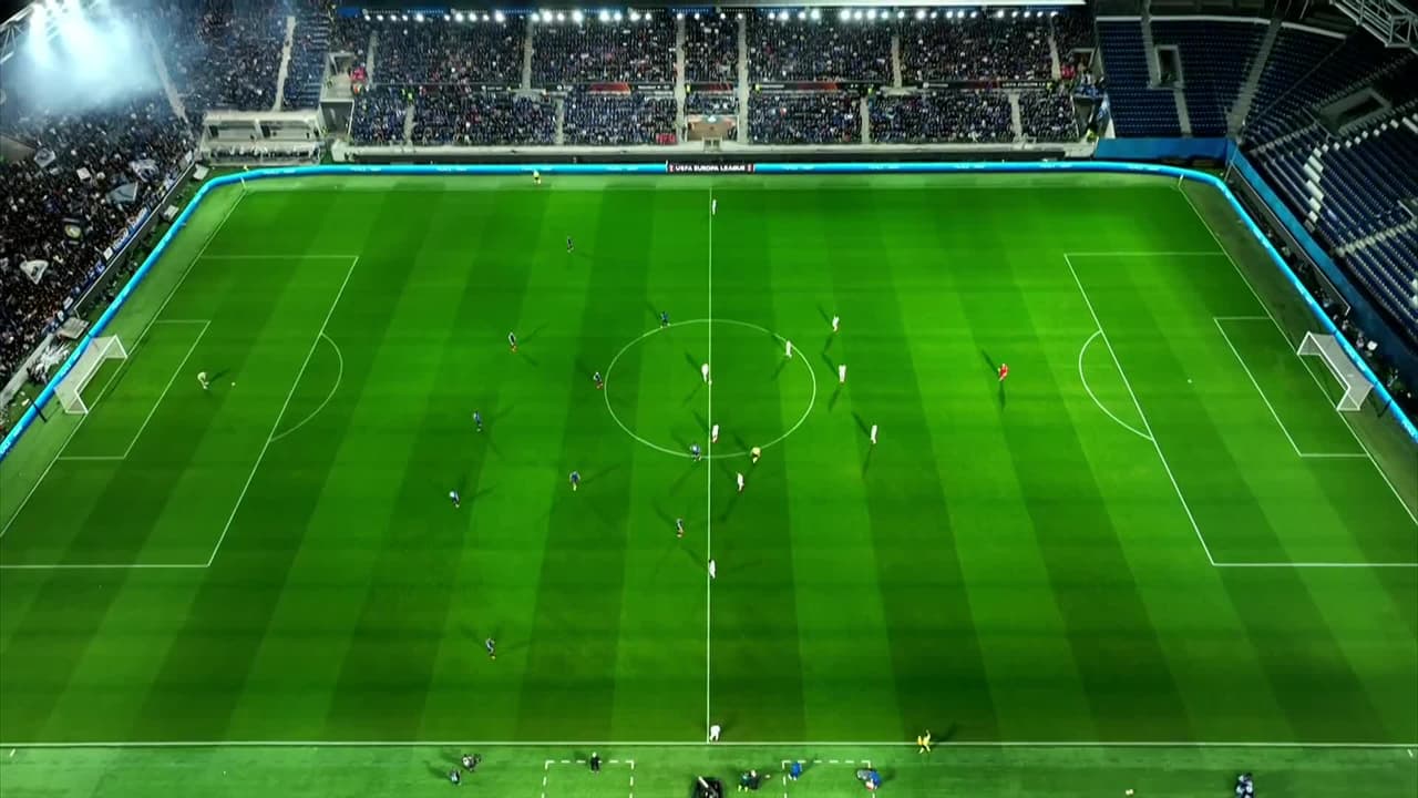 Arranca el partido y la pelota está en juego.