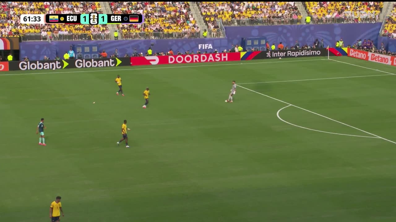 ¡TIRO ATAJADO! disparo por Enner Valencia.