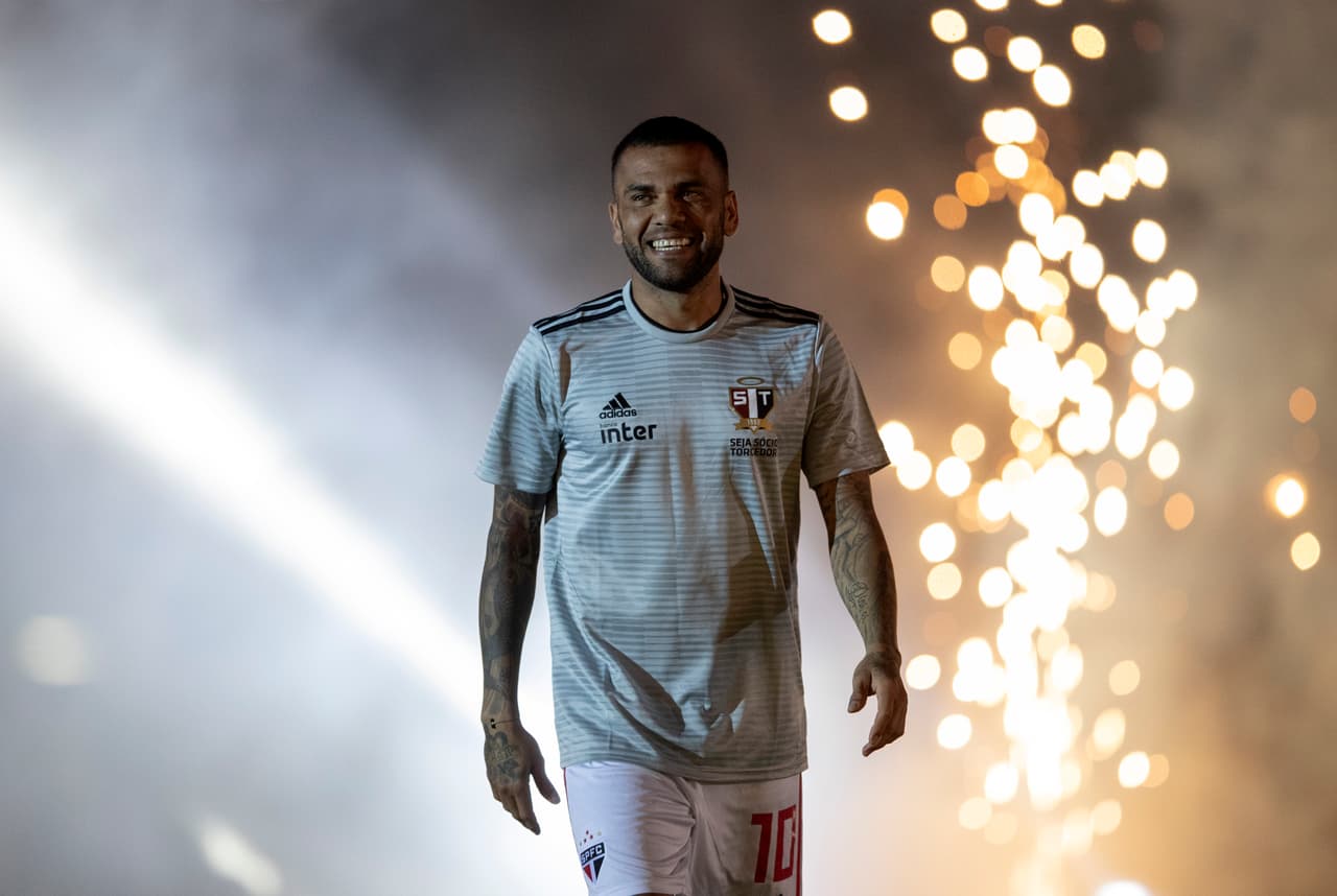 Dani Alvez gana 3.5 millones de dólares y el Sao Paulo no le puede pagar por la crisis económica desatada por el coronavirus.