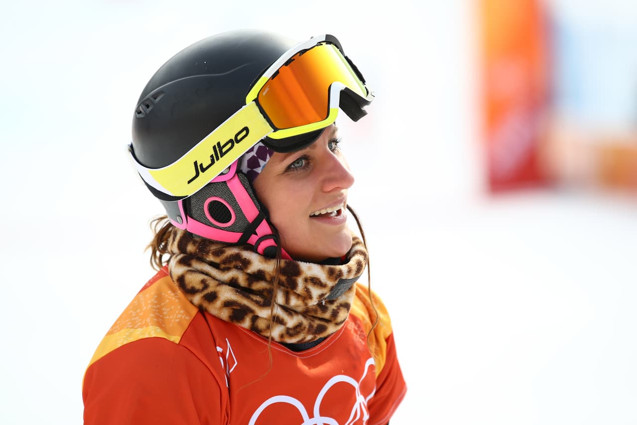 Una bufanda atigrada durante la competencia le dio un toque personal, una prenda que pudo haber llevado a un evento social y de hecho se hubiera visto a lugar.