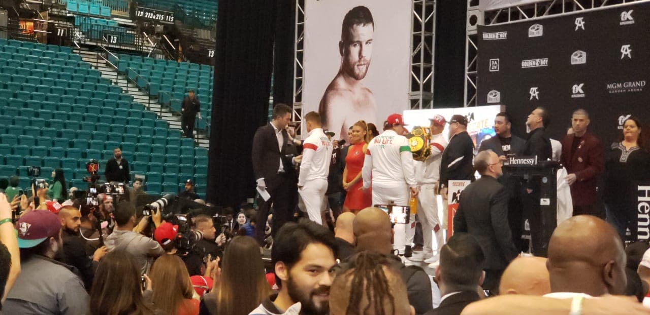 Saúl Álvarez presumió de un físico más trabajado que el ruso Kovalev en la ceremonia de pesaje.