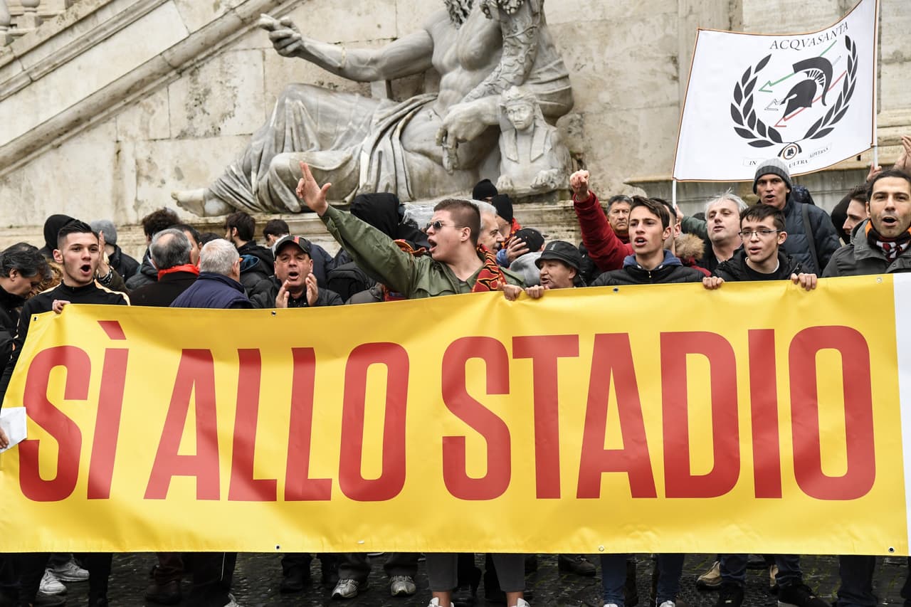 Supporters of Italian football team AS Roma hold a banner reading "Yes to the stadium" as they gather in front of City Hall on Capitoline Hill at Piazza del Campidoglio in Rome on February 24, 2017, before a meeting between the mayor of Rome and the AS Roma sports club, for the construction of Roma's new stadium. / AFP / ANDREAS SOLARO (Photo credit should read ANDREAS SOLARO/AFP/Getty Images)