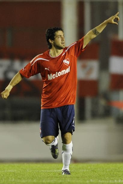 Hernán Fredes es una de las opciones para los Tigres aunque de entrada el argentino de Independiente no llegaría al primer equipo felino, la directiva pretende comprar sus derechos para cederlo a otro club y observar de cerca el potencial del volante.