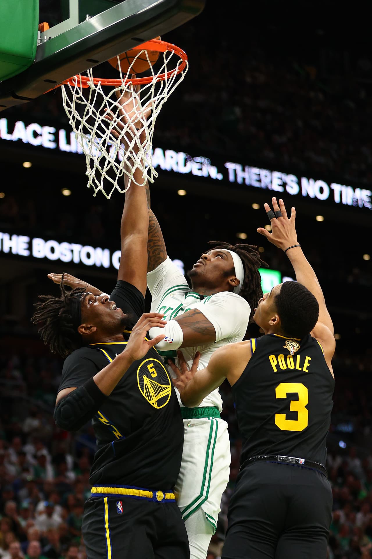 Con 43 puntos de un titánico Stephen Curry, los Golden State Warriors vencieron el viernes 107-97 en la cancha de los Boston Celtics y empataron 2-2 en las Finales de la NBA.