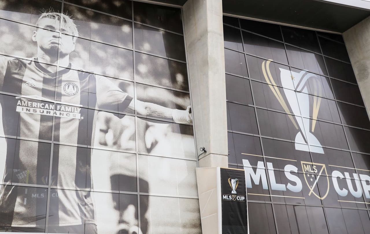 Uno de los héroes locales en los muros del estadio. (FutbolMLS.com)