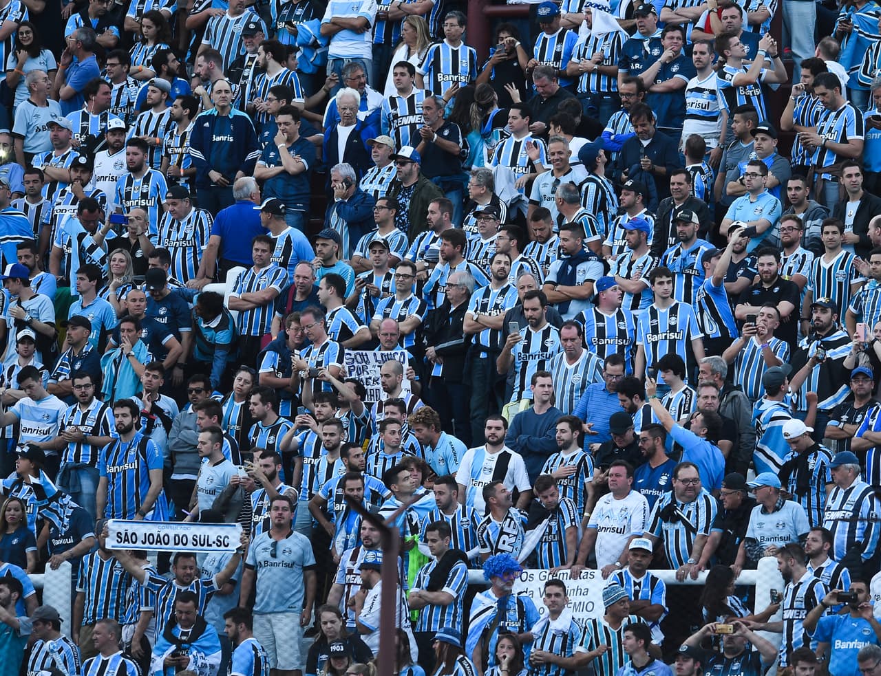 Los seguidores de Gremio llegaron en buen número al estadio visitante con la ilusión de celebrar a domicilio y la confianza de que su equipo ha sido uno de los mejores en esta condición.