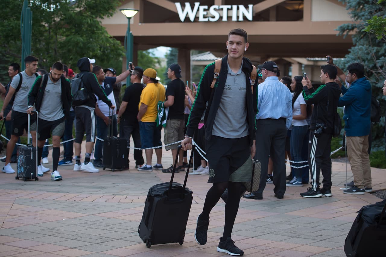 Los integrantes de la Selección Mexicana de Fútbol y su cuerpo técnico arribaron a la ciudad de Denver, Colorado, donde este miércoles entrante sostendrán su segundo duelo de la Copa Oro 2019 ante la representación de Canadá en Invesco Field, la casa de los Denver Broncos. Una gran cantidad de aficionados esperaron largo rato para ver el arribo de los jugadores del Tricolor y pedirles la foto o el autógrafo, y manifestarles el apoyo de cara a su siguiente compromiso del torneo.