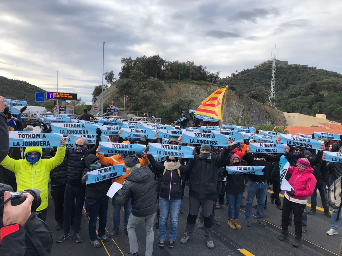 Los grupos de Tsunami Democàtic ya se reunen para protestar camino al Camp Nou. El movimiento independentista cuenta con 100 mil cartulinas con el lema 'Spain, sit and talk', mismas que reparten a la gente para ser mostradas después del himno del Barça.