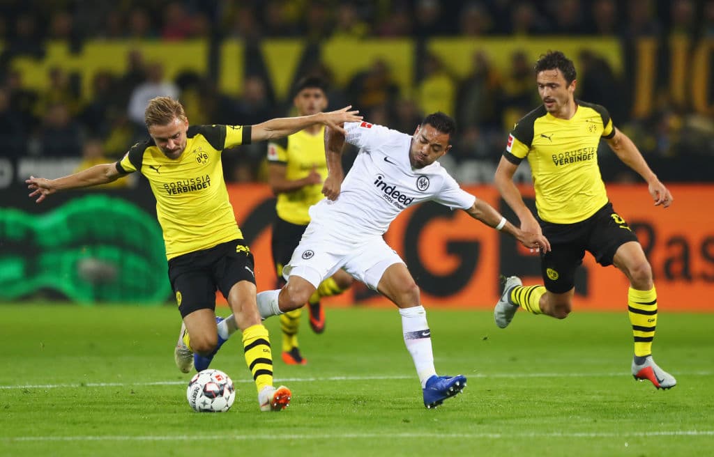 Marco Fabián (centro) jugó su primer partido de la temporada 2018/19 con el Eintracht Frankfurt en la derrota 3-1 frente al Borussia Dortmund por la tercera jornada de la Bundesliga.
