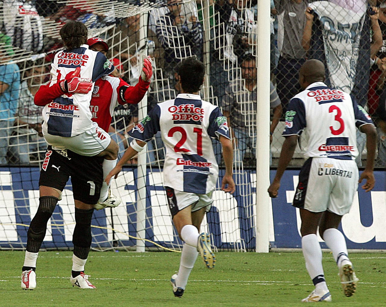 Claramente, donde más títulos consiguió el 'Show' Calero fue en Pachuca. Para el año 2006 ya tenía 3 Ligas mexicanas y una Liga de Campeones de la Concacaf.