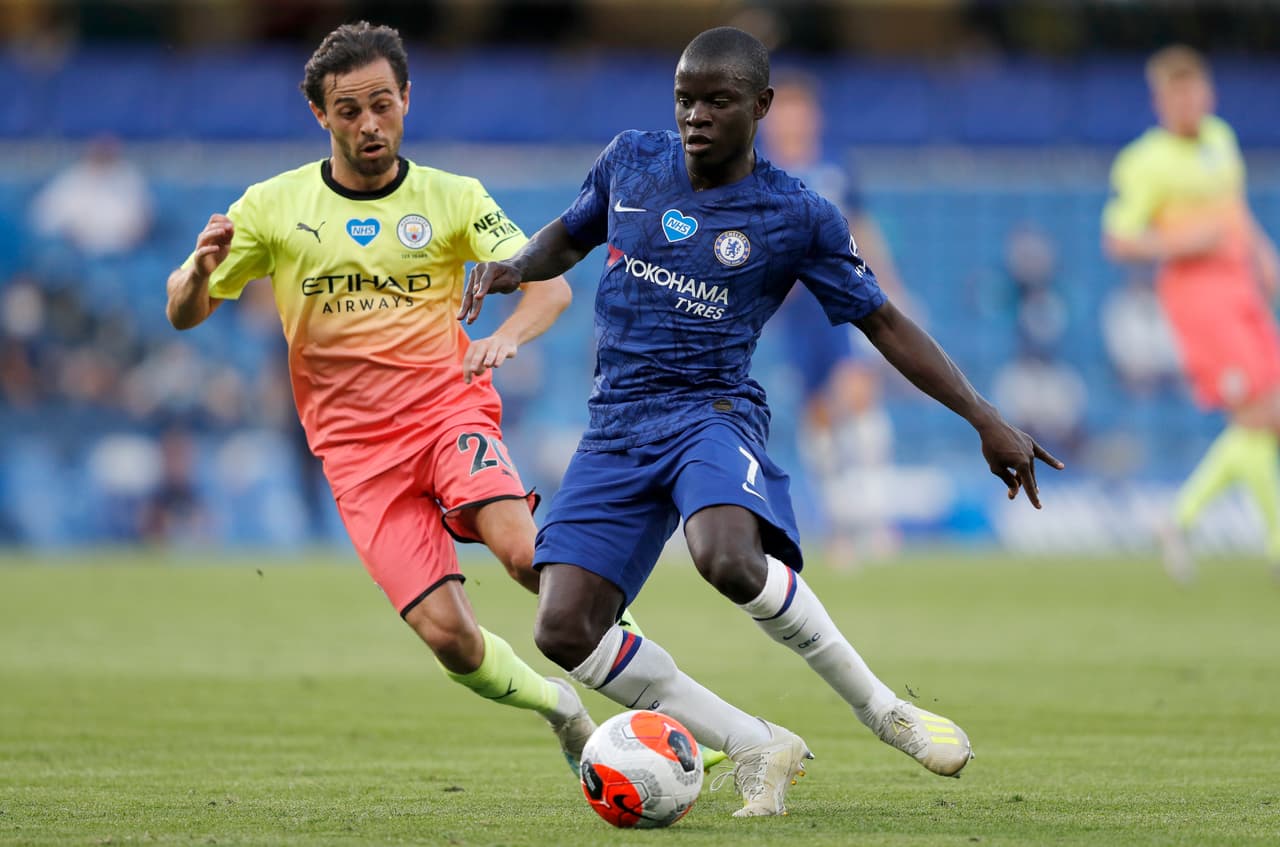 N'Golo Kante logra robarle el balón a Bernardo Silva y comieinza el contragolpe del Chelsea ue termina con un disparo a las manos de Kepa.