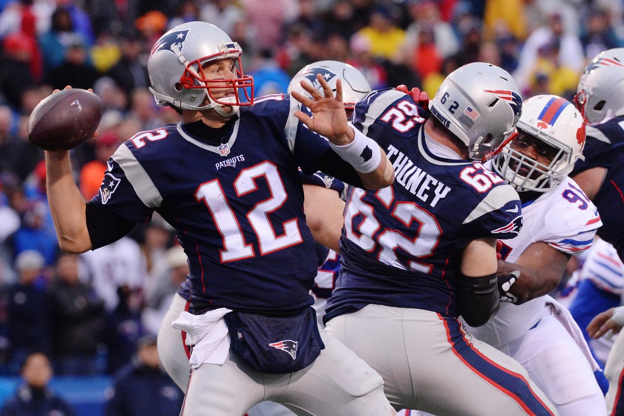 <b>Tom Brady – QB, New England Patriots</b>
<br>Brady está jugando quizás en el nivel más alto de su carrera y eso ya es mucho decir. El quarterback de los Pats lideró a su equipo a una paliza 41-25 en casa de los Buffalo Bills en otro juego magistral donde completó 22 de 33 envíos para 315 yardas y cuatro touchdowns más a su cuenta. New England (7-1) lleva tres ganados al hilo con el ‘12’ y parece imbatible.
