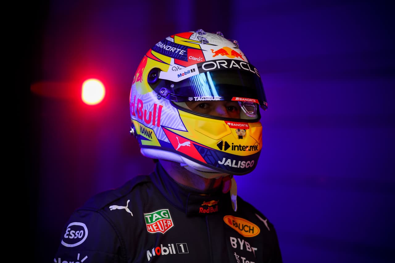 El piloto mexicano Sergio 'Checo' Pérez modelo su nuevo casco, noticia que tardó segundos en darle la vuelta al mundo entero.