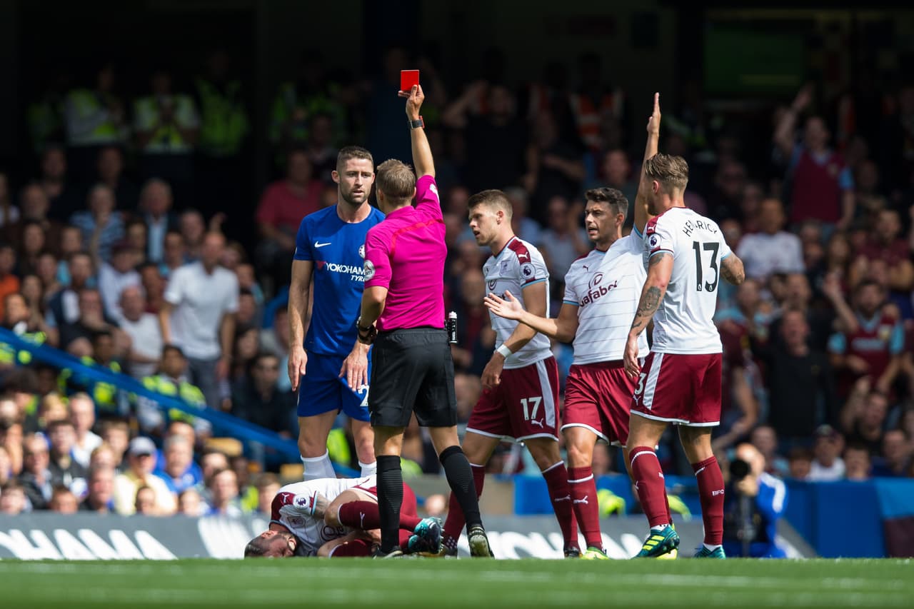 Cahill vio la tarjeta roja desde muy temprano y dejó en la mayoría del partido a su equipo con un jugador menos, desventaja que sintieron sus compañeros en la cancha.