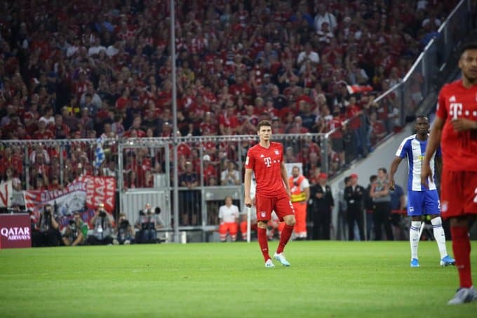 Lewandowski anotó doblete pero el conjunto bávaro no pasó del empate ante el Hertha en el arranque de la Bundesliga.