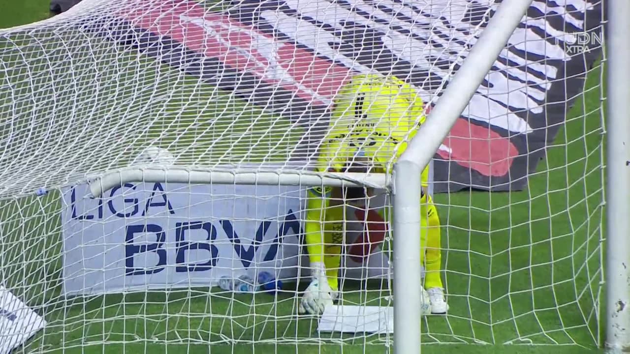 Arranca el partido y la pelota está en juego.
