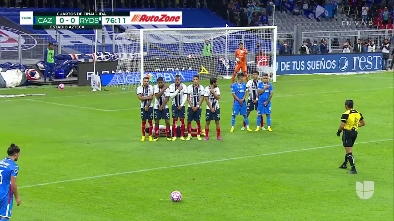 ¡CERCA! Ignacio Rivero disparó que se estrella en el poste.