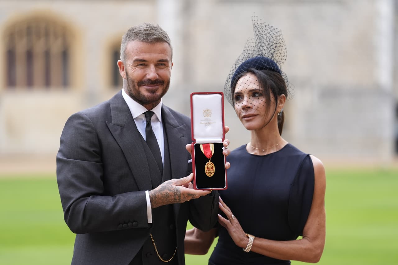 Para el emotivo y especial momento, Victoria Beckham diseñó por primera vez un traje para su marido.