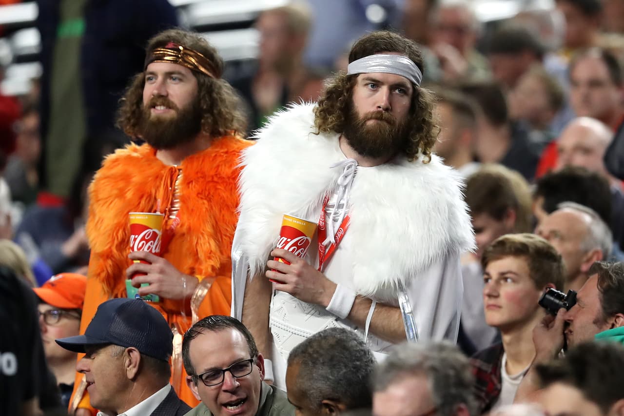 El color y la fiesta son protagonistas en la definición del básquetbol universitario de la NCAA, que tuvo de nuevo a los hinchas y a las porristas como los ejemplos de la alegría fuera de la competencia.