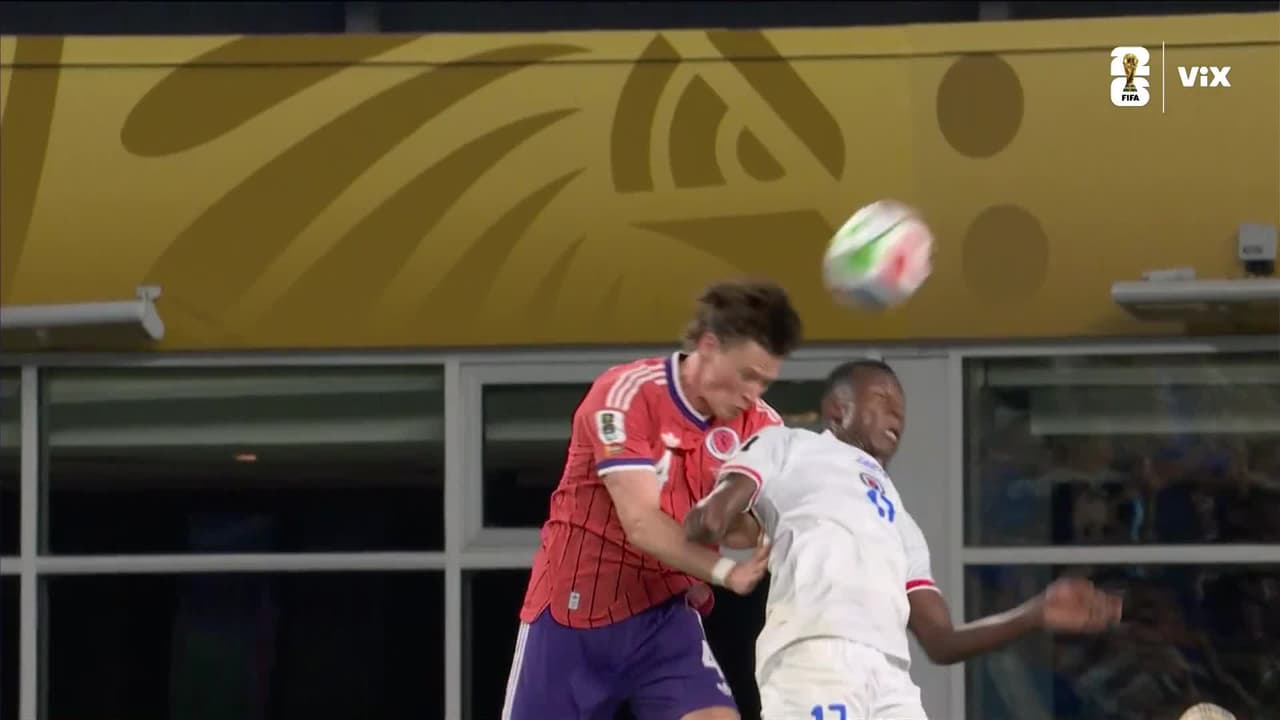 ¡Fuerte choque de cabezas! McTominay choca con Alexandre Pierre