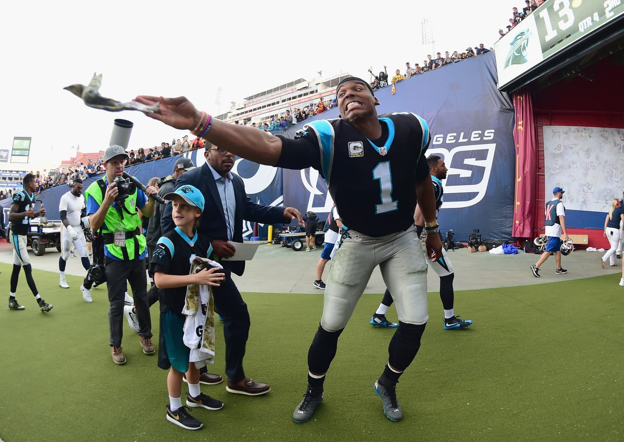 Cam Newton regaló una de sus toallas a los fans.