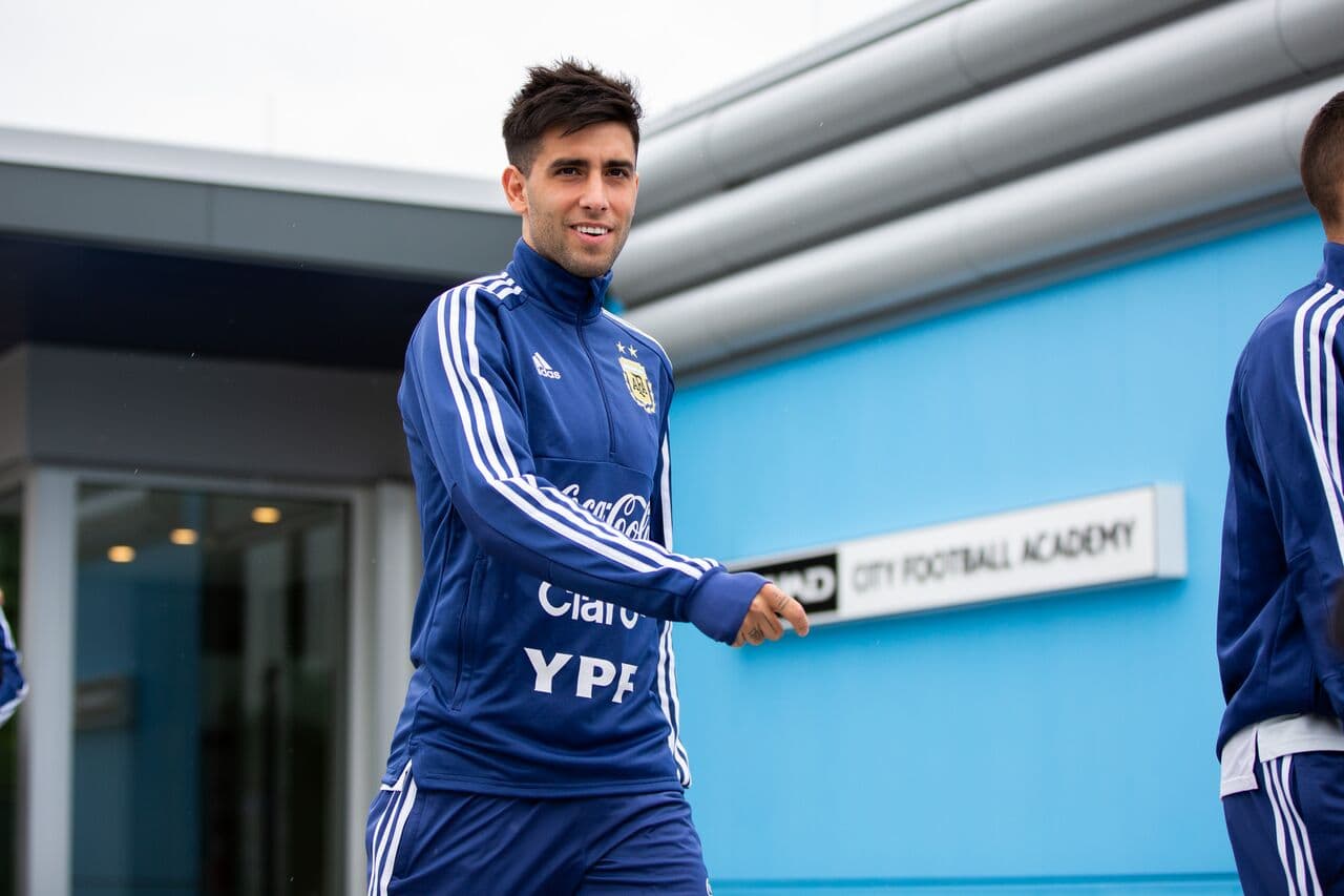 La selección argentina está en Nueva York, y preparó el amistoso de esta noche frente a Colombia en las instalaciones del equipo de la MLS. Uno de los primeros en ponerse en movimiento fue Giovanni Simeone, atacante de Fiorentina. (New York City FC)