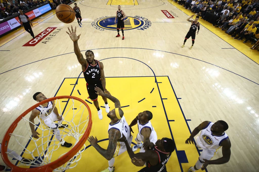 De nueva cuenta Kawhi Leonard volvió a ser la referencia de los Toronto Raptors esta noche al jugar 38 minutos, se fue 9-17 en tiros de campo, recuperó siete rebotes.