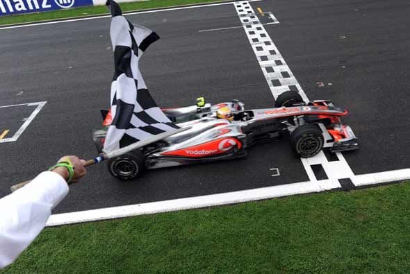 Con esta victoria, Hamilton se coloca en el primer lugar del campeonato de pilotos tan solo 3 puntos arriba de Webber.