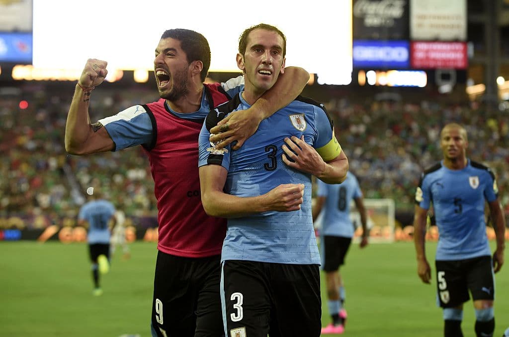 Luis Suárez y Godín participan en la campaña Buscando tu Mirada.