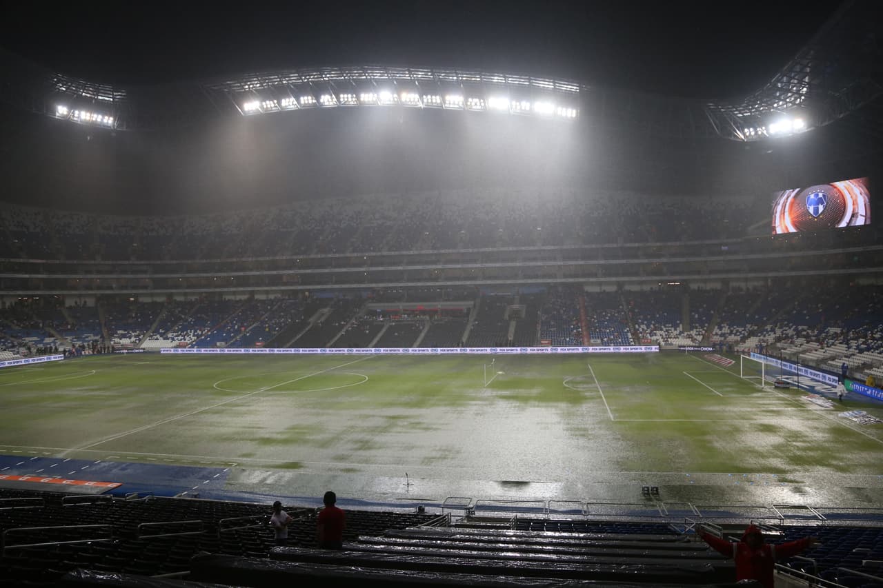 Ya que por más de que la lluvia parara en algún momento, iba a ser complicado que el balón rodara en esta grama antes de que el drenaje hiciera su trabajo.