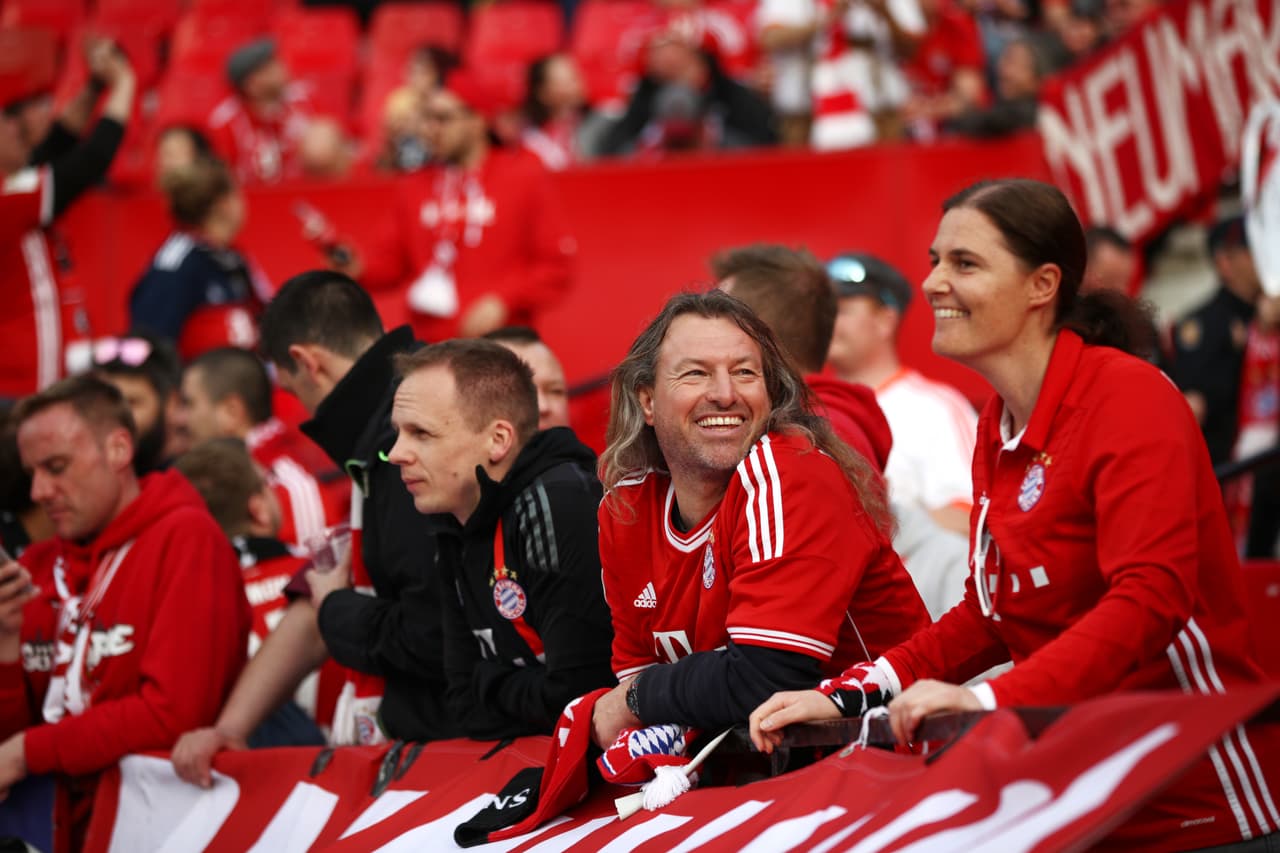 Los aficionados del Sevilla y los del Bayern Múnich se juntaron en el Ramón Sánchez Pizjuán para presenciar el duelo de cuartos de final de la Champions League. Mucho colorido, alegría y buen ambiente en la capital de Andalucía.