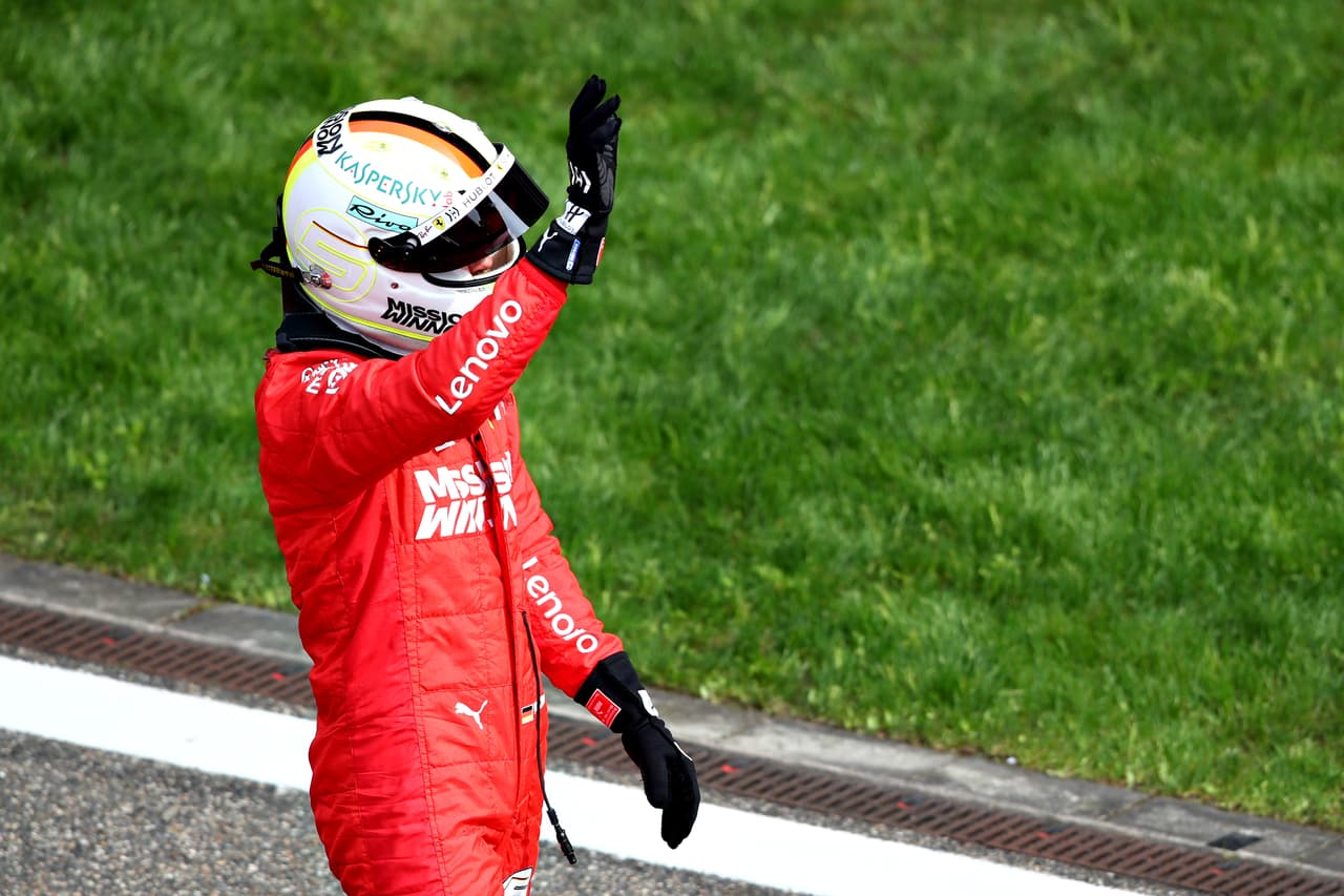 En la madrugada de este sábado se corrió la última sesión libre y la clasificación del Gran Premio de China en la cual los autos de Mercedes lograron los mejores tiempos. Valtteri Bottas se quedó con la Pole, Lewis Hamilton saldra segundo, Sebastian Vettel (Ferrari) tercero y Sergio 'Checo' Pérez quedó en el puesto 12.