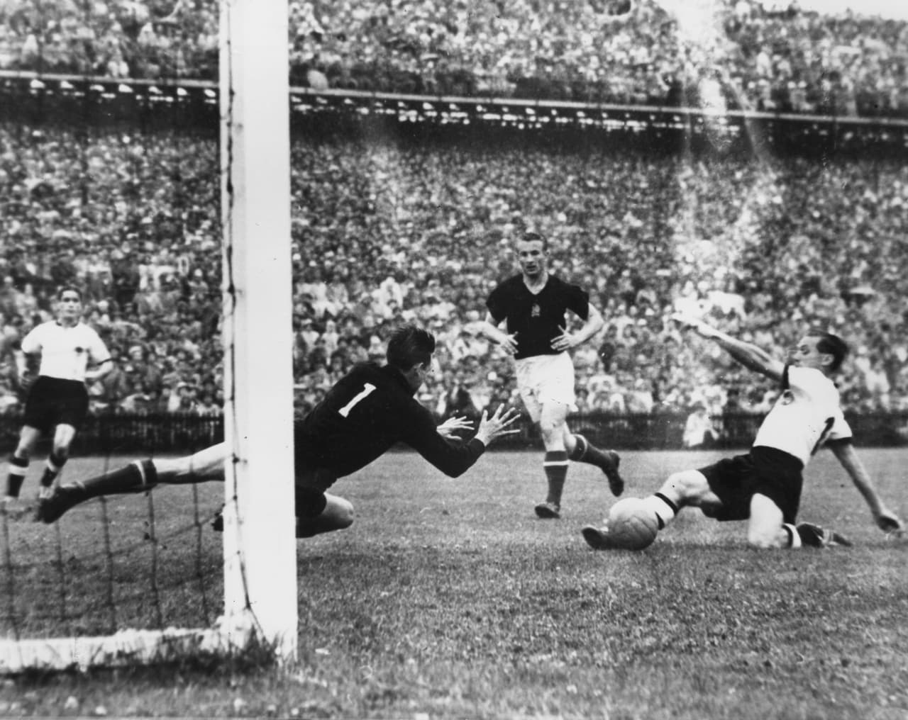A la final de 1954 en Suiza se le conoció como 'El milagro de Berna', pues Alemania apeló a su orgullo contra Hungría, que comenzó arriba del marcador 2-0 con tantos de Puskas y Zoltan Czibor.