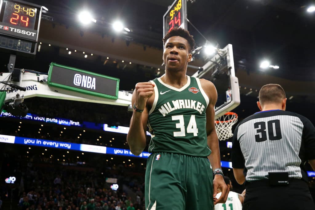 <b>1) Giannis Antetokounmpo</b>. El astro de los Milwaukee Bucks es el candidato número uno a ganar el premio al Jugador Más Valioso (MVP) y la principal razón por la que este equipo regresa a una Final de Conferencia por primera vez desde 2001. Los 27.4 puntos por partido que registra el 'Freak Greek' son casi idénticos (27.7) números a los que registró en temporada regular, pero hay que decir que no ha tenido necesidad de exigirse a fondo ni jugar demasiados minutos, con un promedio de apenas más de 31 minutos por juego. Es decir, si se le pide más, dará todavía mucho más.