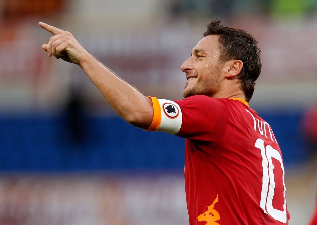 Francesco Totti debutó en el A.S. Roma en 1993, donde se hizo de cinco títulos: Serie A, dos Copas de Italia y dos Supercopas de Italia. Se retiró el 20 de julio del 2007.