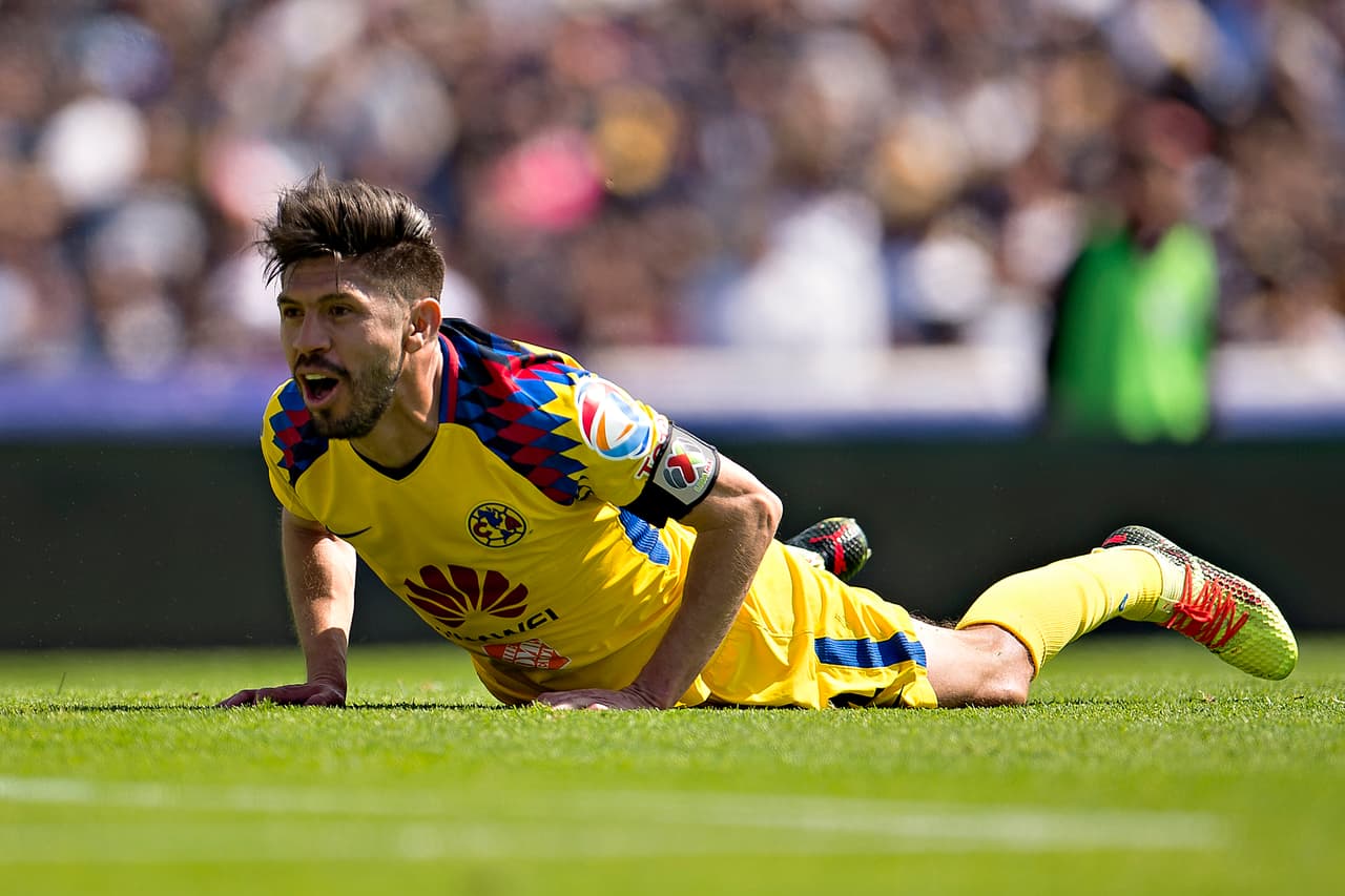 Action photo during the match PPumas UNAM vs America, Corresponding to Day 3 of the Closing Tournament 2018 of Liga BBVA Bancomer MX, at Olympic Universitary Stadium. Foto de accion durante el partido Pumas UNAM vs America, Correspondiente a la Jornada 3 del Torneo Clausura 2018 de la Liga BBVA Bancomer MX, en el Estadio Olimpico Universitario, en la foto: Oribe Peralta de America 21/01/2018/MEXSPORT/Osvaldo Aguilar.