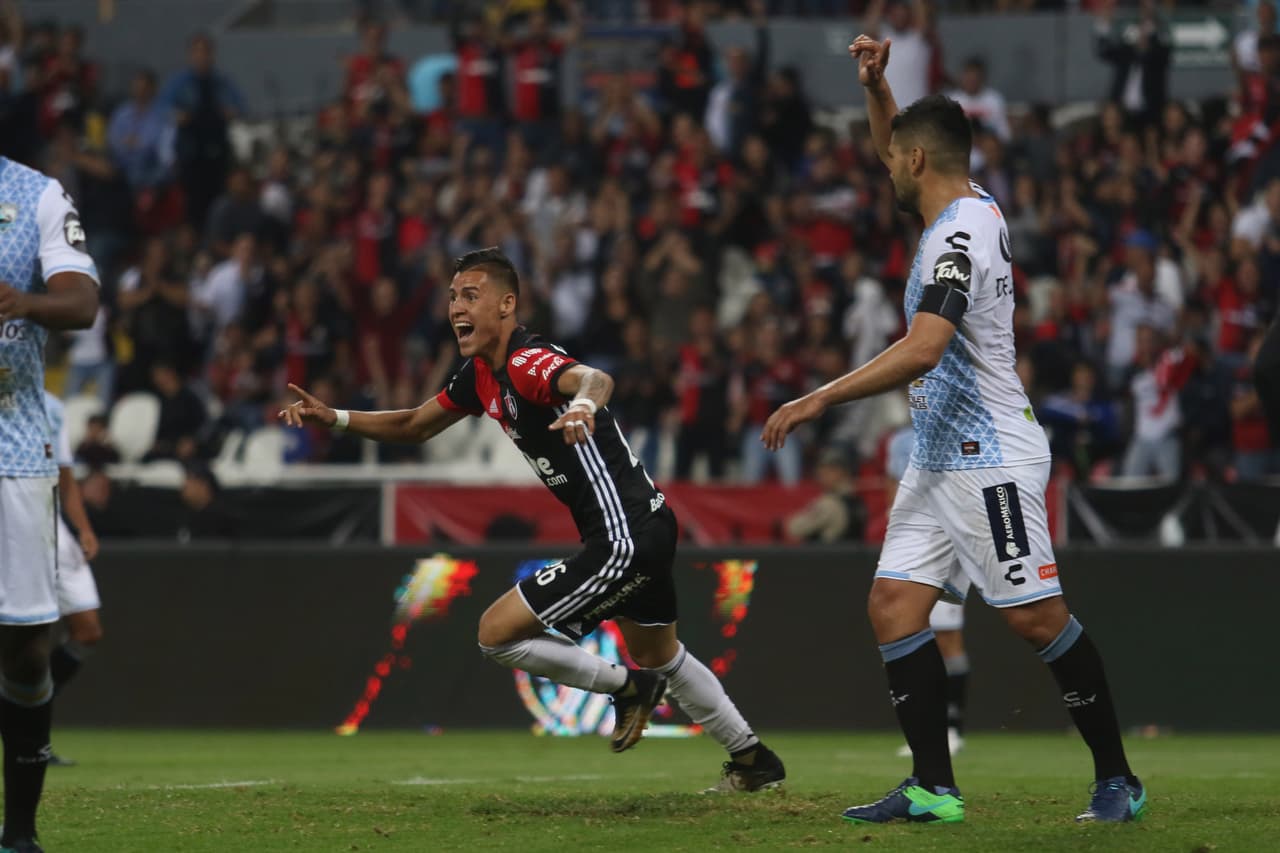 Así llegó el gol de Milton Caraglio al minuto 44 de penalti, un respiro para pensar en irse al descanso.