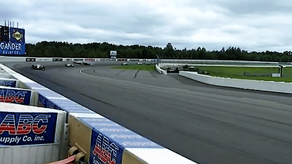 Así sucedió el accidente. Al fondo ya se aprecia el contacto entre los autos de los implicados, siendo el que se ve levantándose del piso el bólido de Wickens.