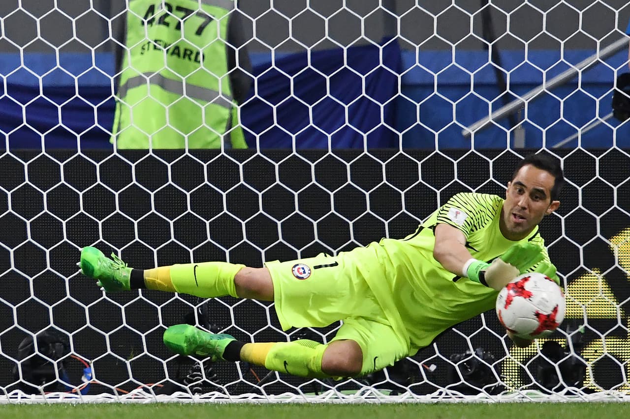 Para llevarse el título de jugador del partido, el de héroe de su país, Claudio Bravo detuvo el tercer cobro, acertando el lugar a donde fue el balón.