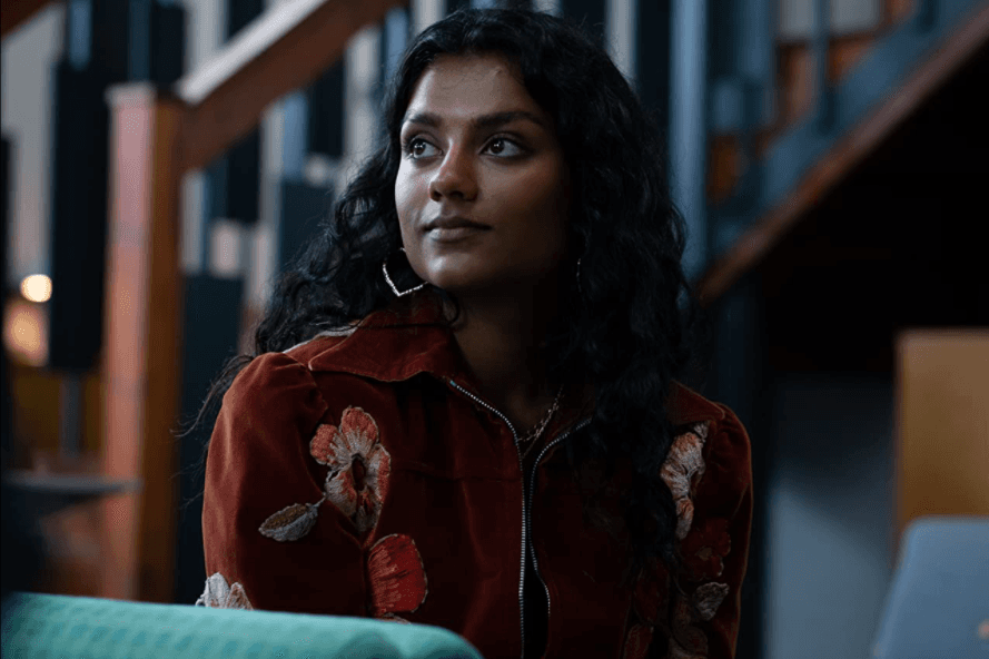 Simone nació en Woodstock, Inglaterra y estudió Artes Dramáticas en Oxford.