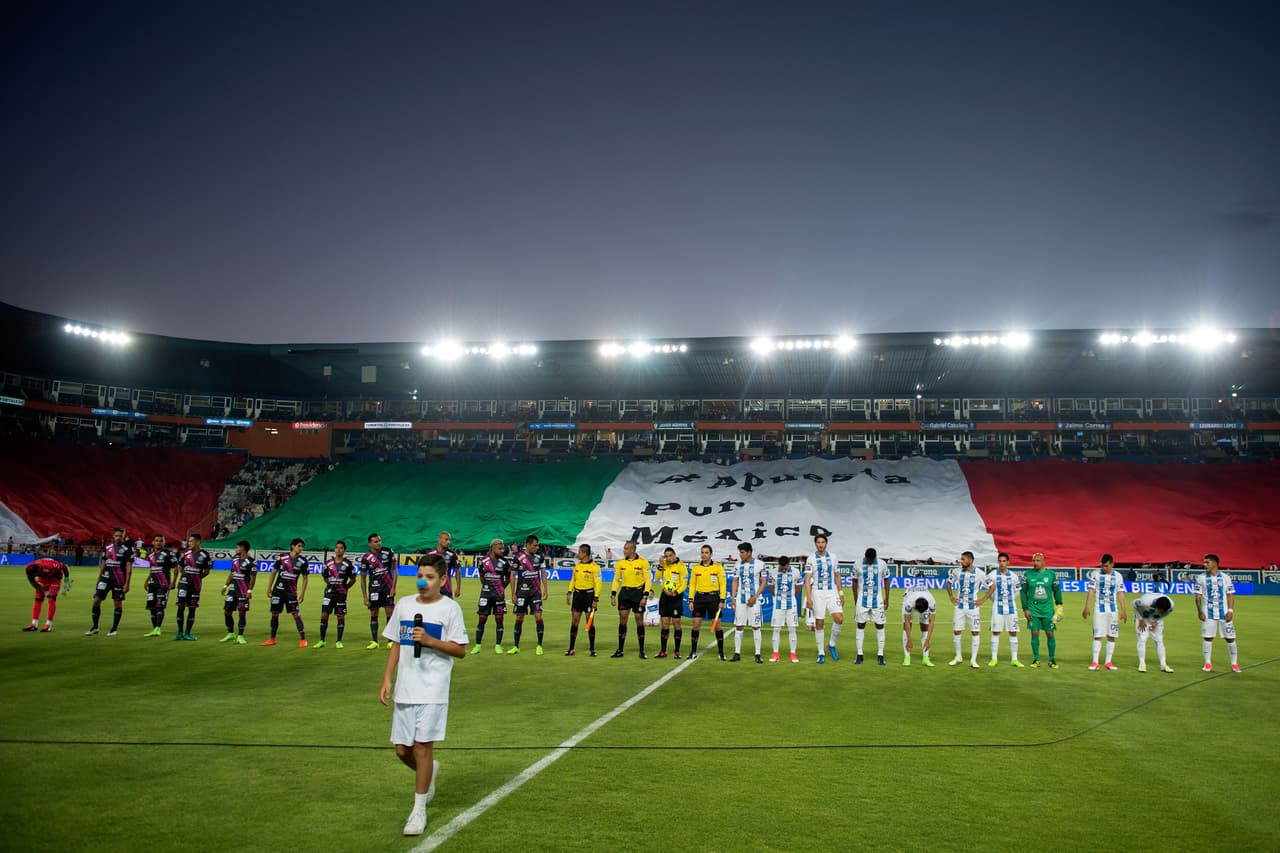 El Estadio Hidalgo se vistió de gala con una monumental bandera mexicana.
