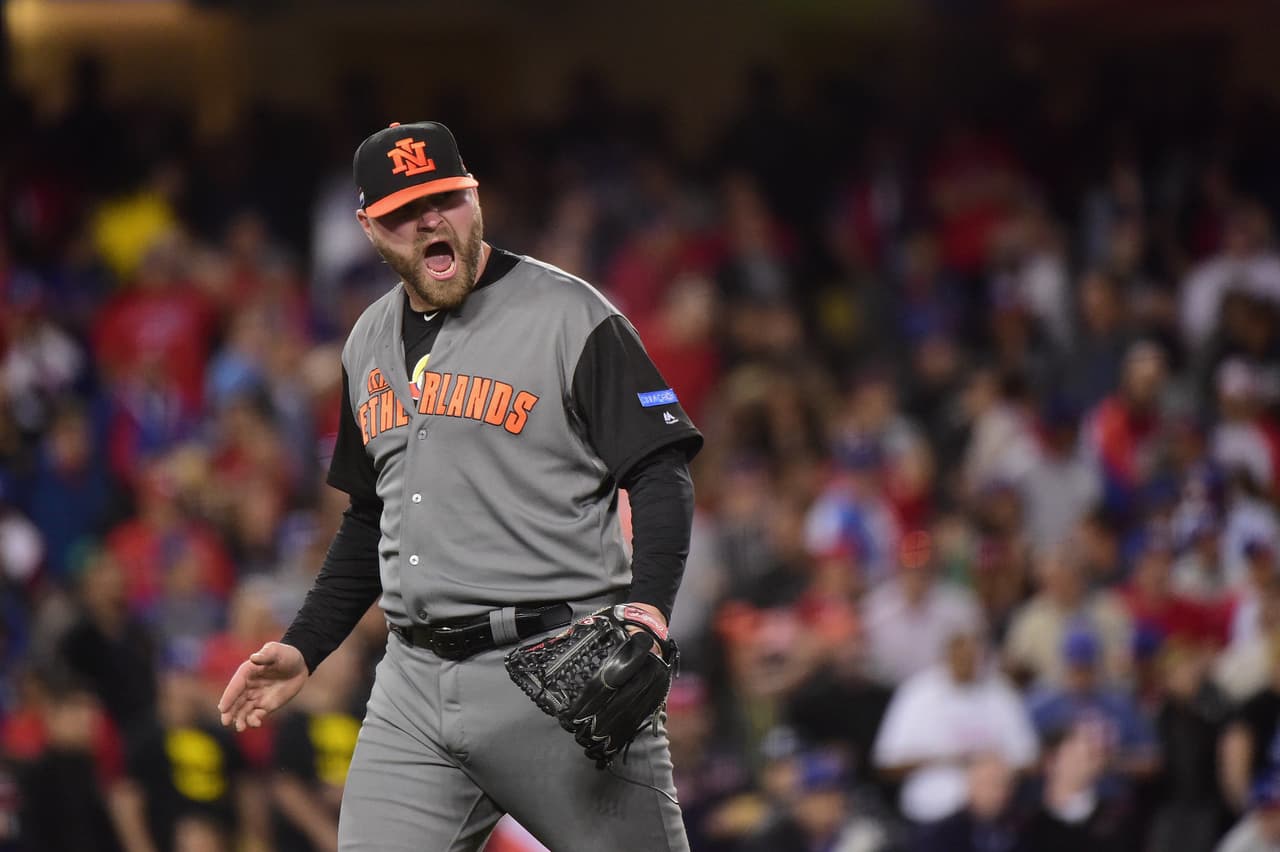 El relevo de Holanda se comportó a la altura. Tom Stuifbergen festeja tras terminar la octava entrada.