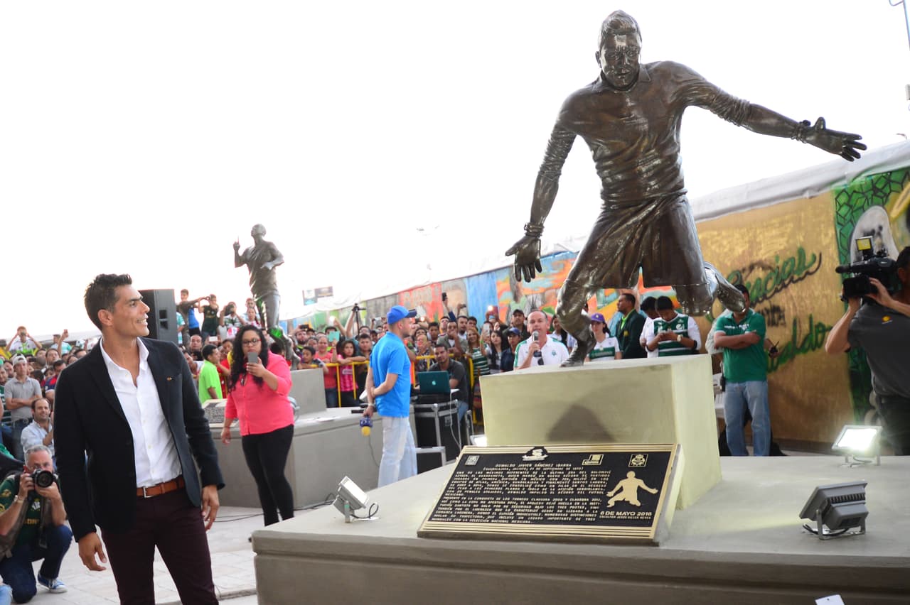 Durante un partido entre Santos y Guadalajara el en Estadio Corona TSM fue develada la estatua de Oswaldo Sánche, histórico portero de ambos clubes.