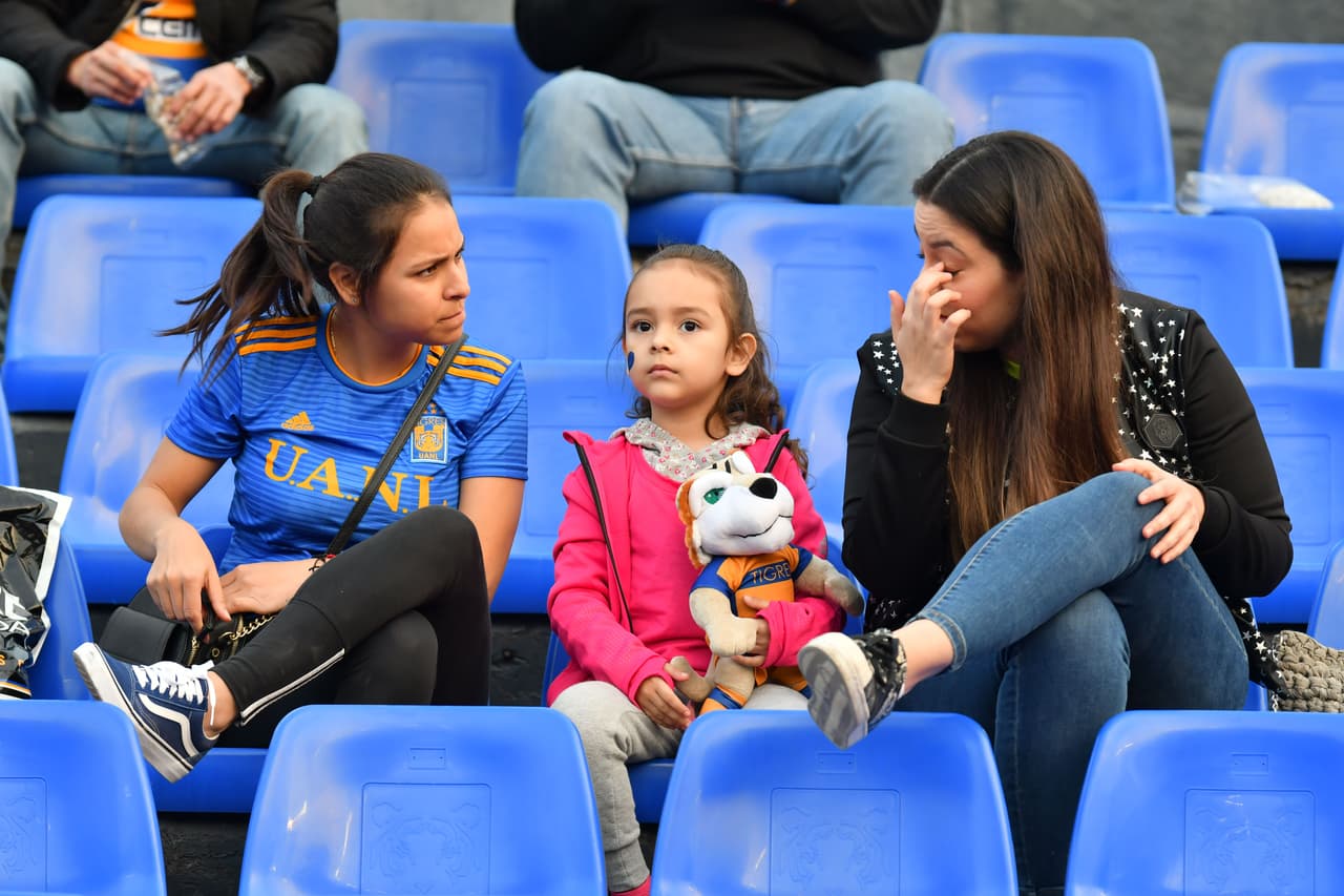 Los fanáticos de Tigres y Santos disfrutan en el Estadio Universitario la antesala del partido por la Jornada 5 del Clausura 2019.