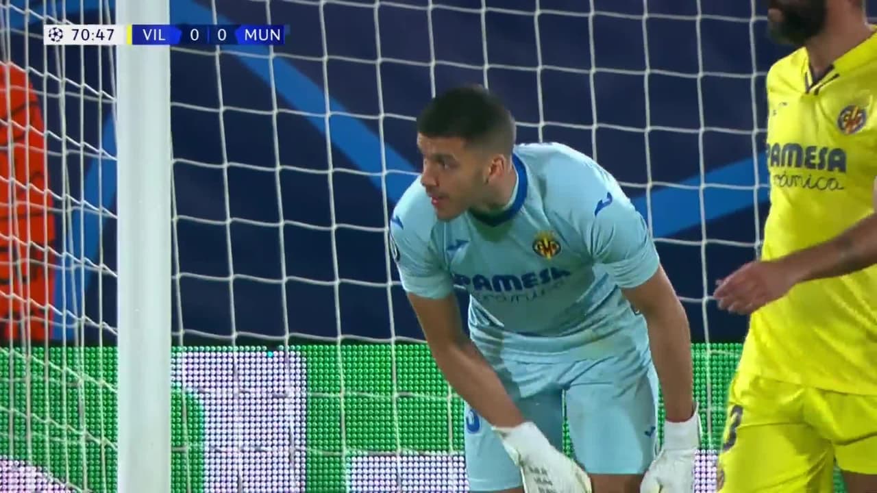 ¡TIRO ATAJADO! disparo por Jadon Sancho.