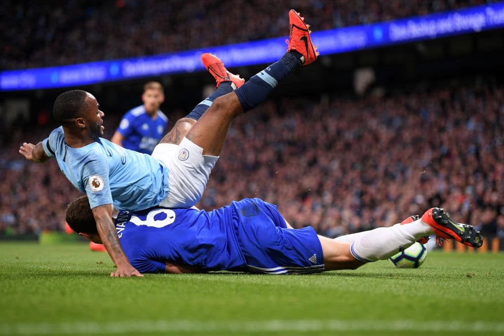 Jonny Evans del Leicester City en plena barrida derribando a Raheem Sterling del Manchester City, con esa intensidad se jugaba.